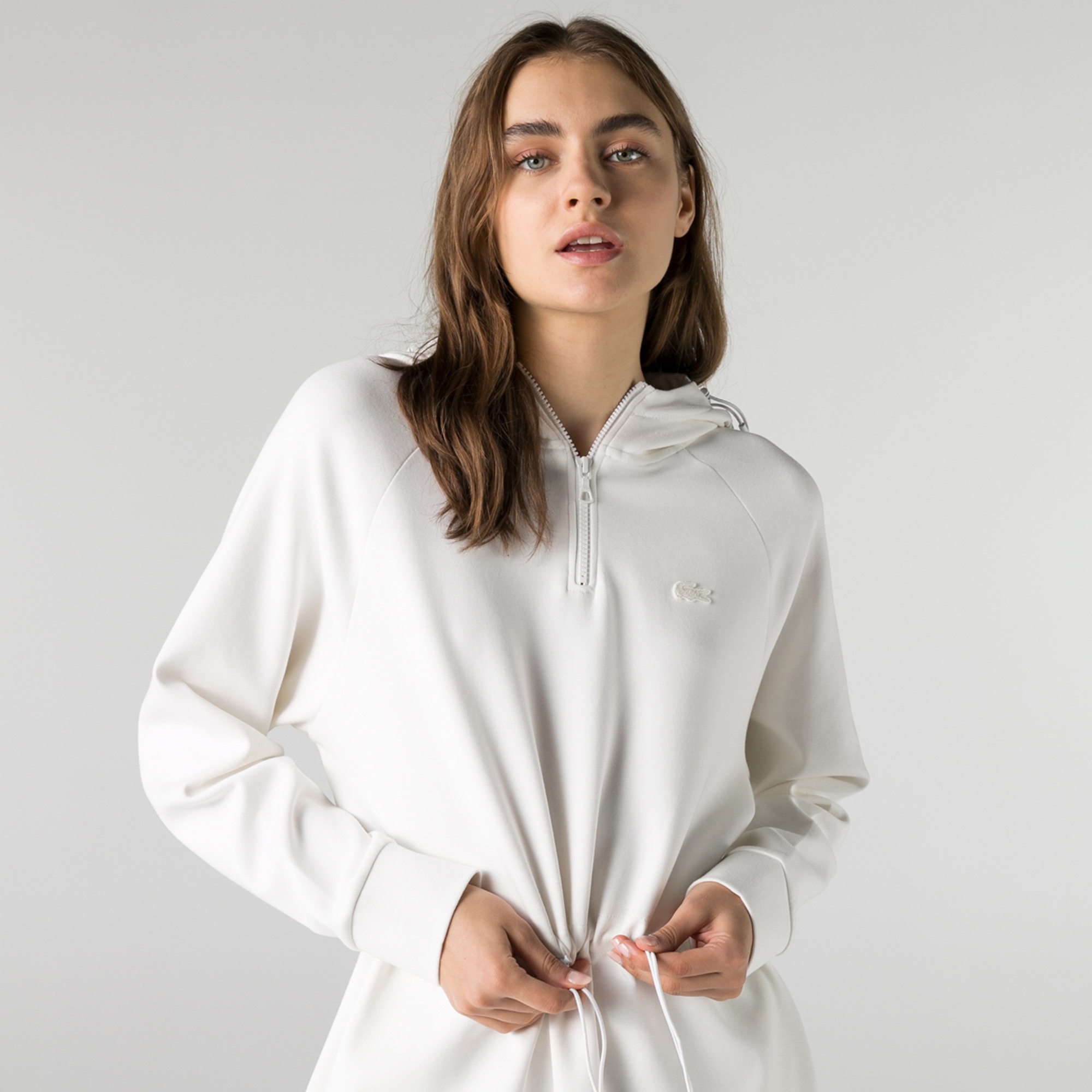 Lacoste Kadın Loose Fit Uzun Kollu Kapüşonlu Beyaz Elbise