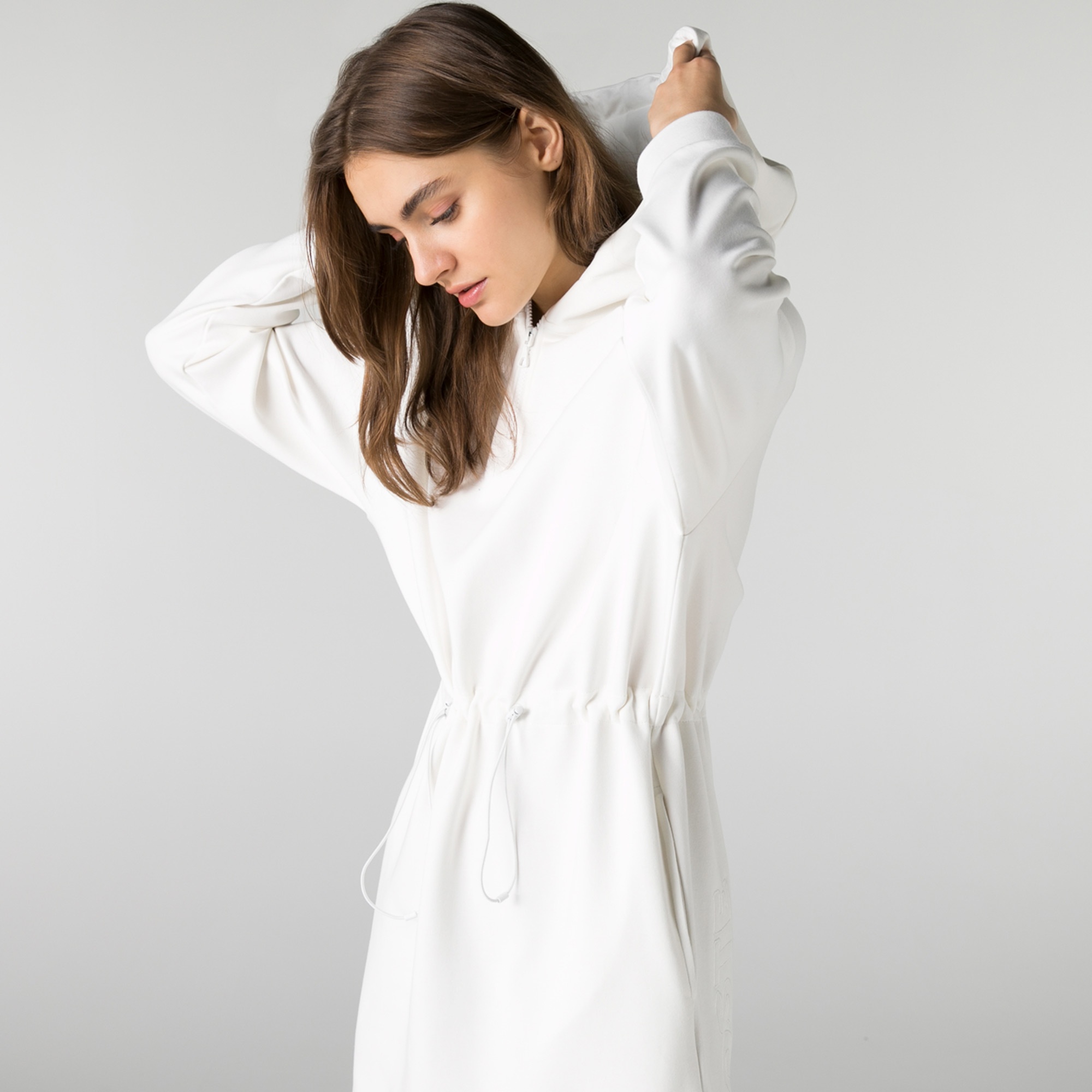 Lacoste Kadın Loose Fit Uzun Kollu Kapüşonlu Beyaz Elbise