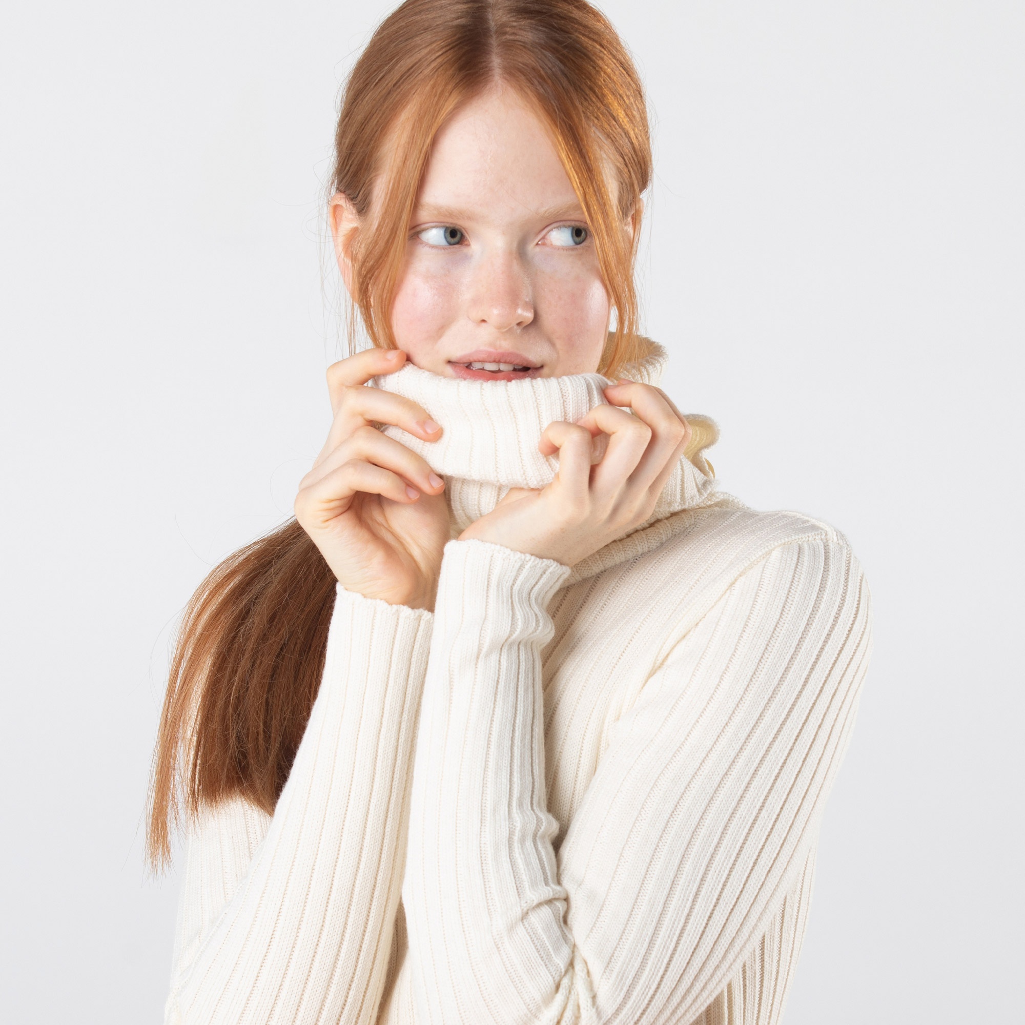 Lacoste Kadın Loose Fit Uzun Kollu Boğazlı Beyaz Elbise