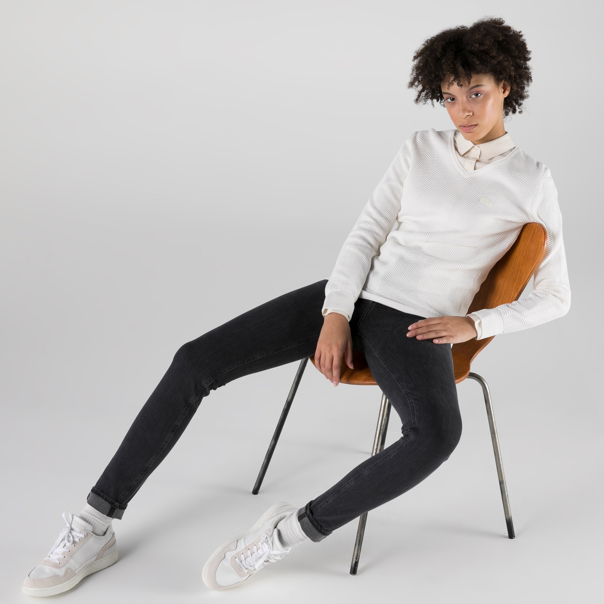 Lacoste Kadın Slim Fit V Yaka Çizgili Beyaz Kazak