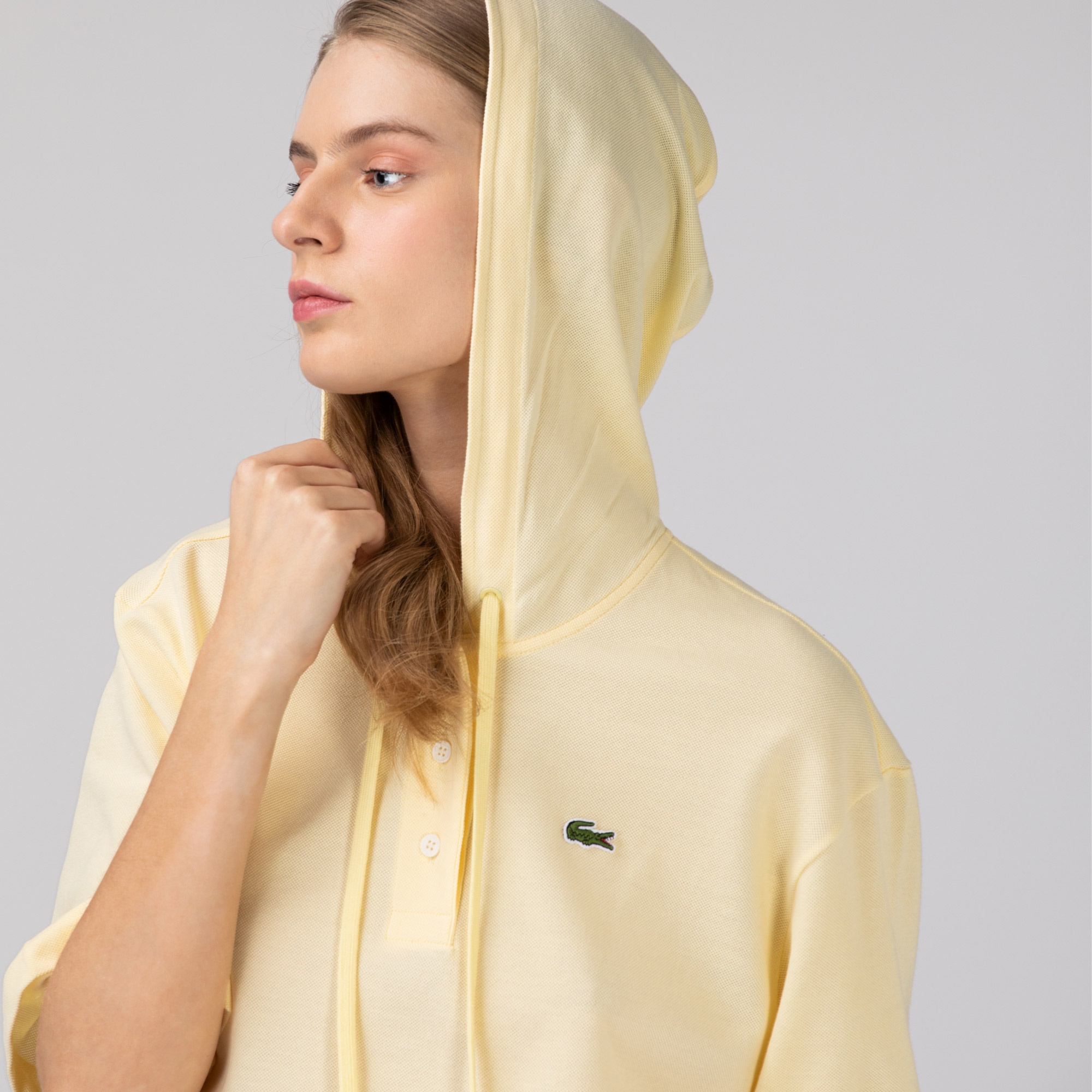 Lacoste L!ve Organik Pamuk Kadın Relaxed Fit Kapüşonlu Sarı Polo