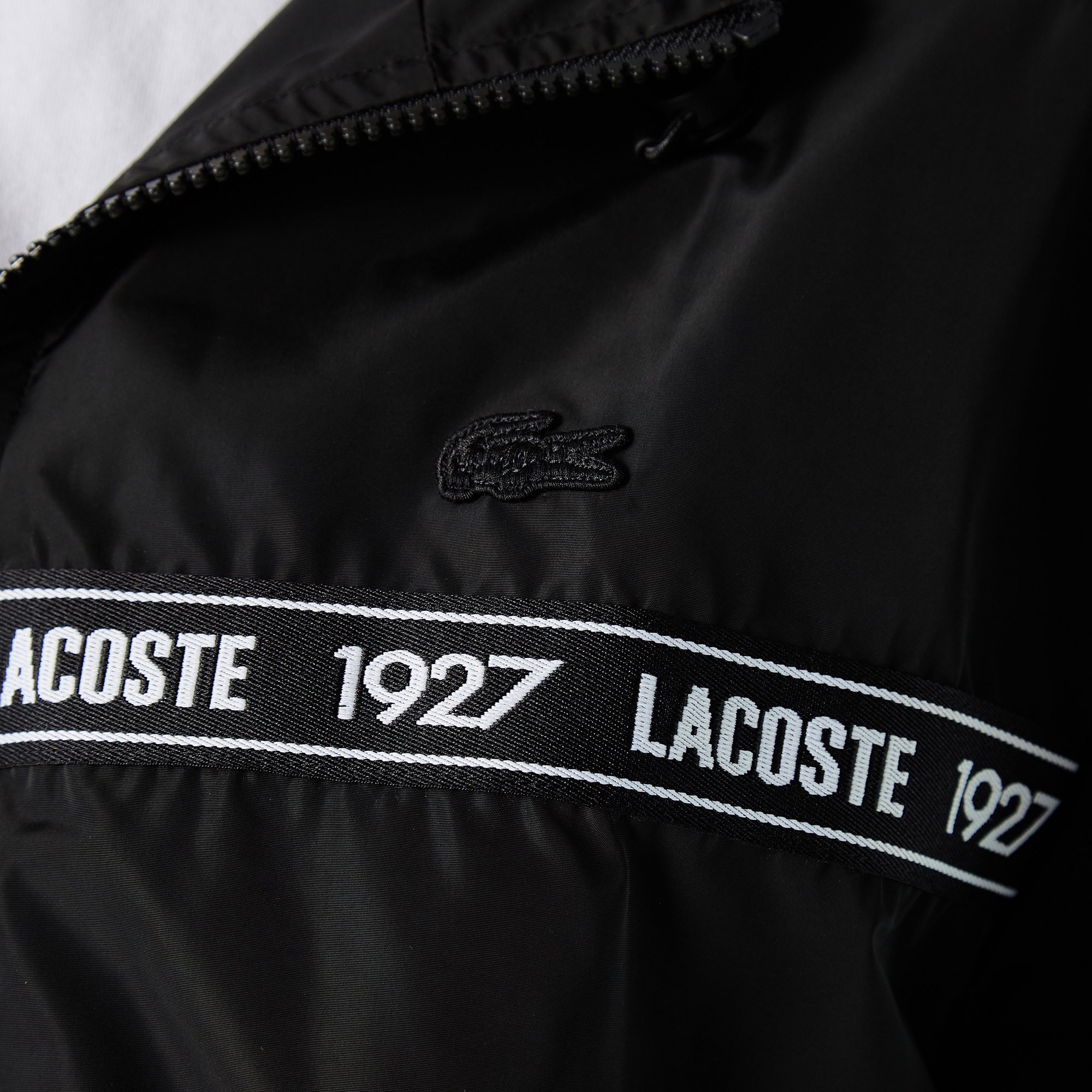 Lacoste Erkek Kapüşonlu Baskılı Siyah Yağmurluk