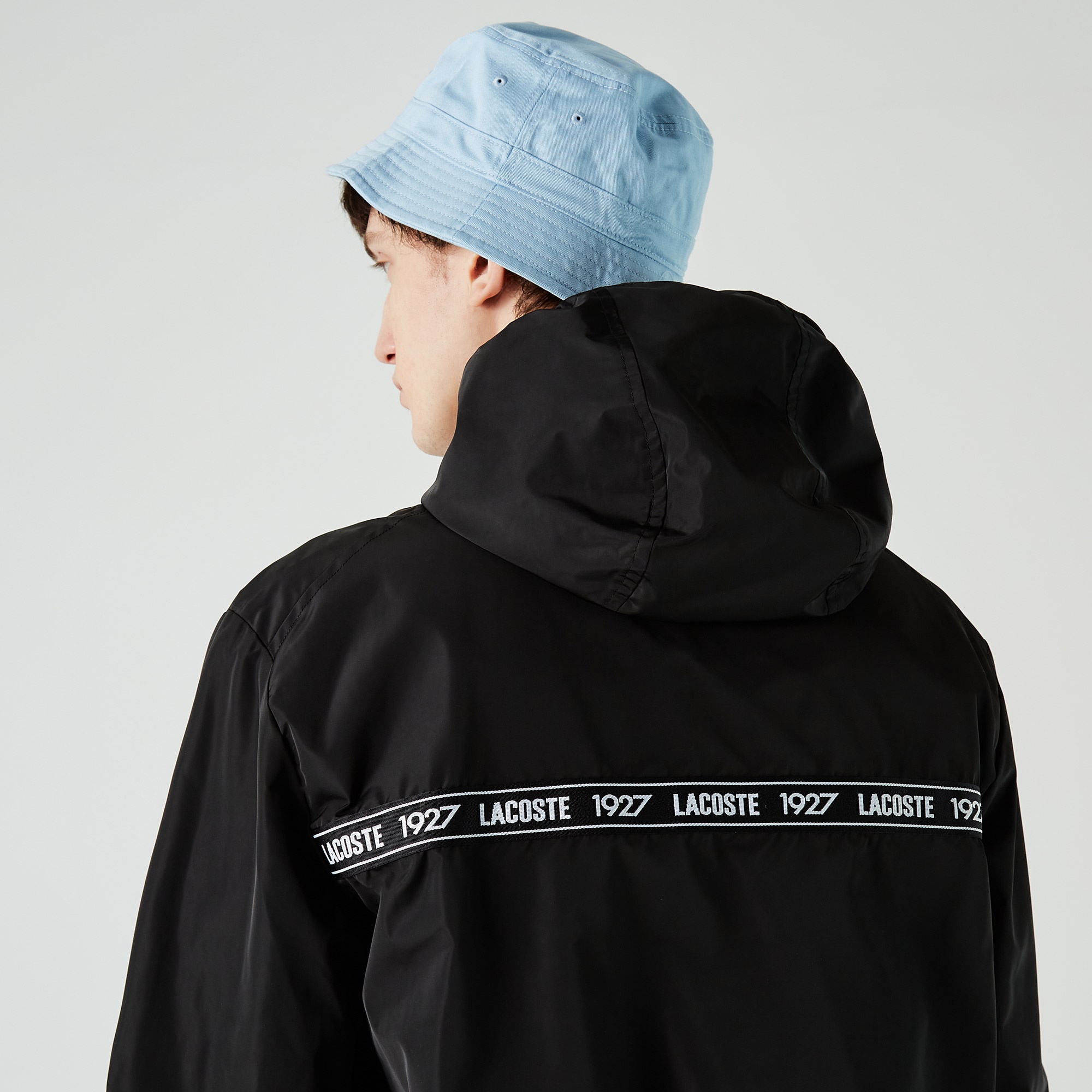 Lacoste Erkek Kapüşonlu Baskılı Siyah Yağmurluk
