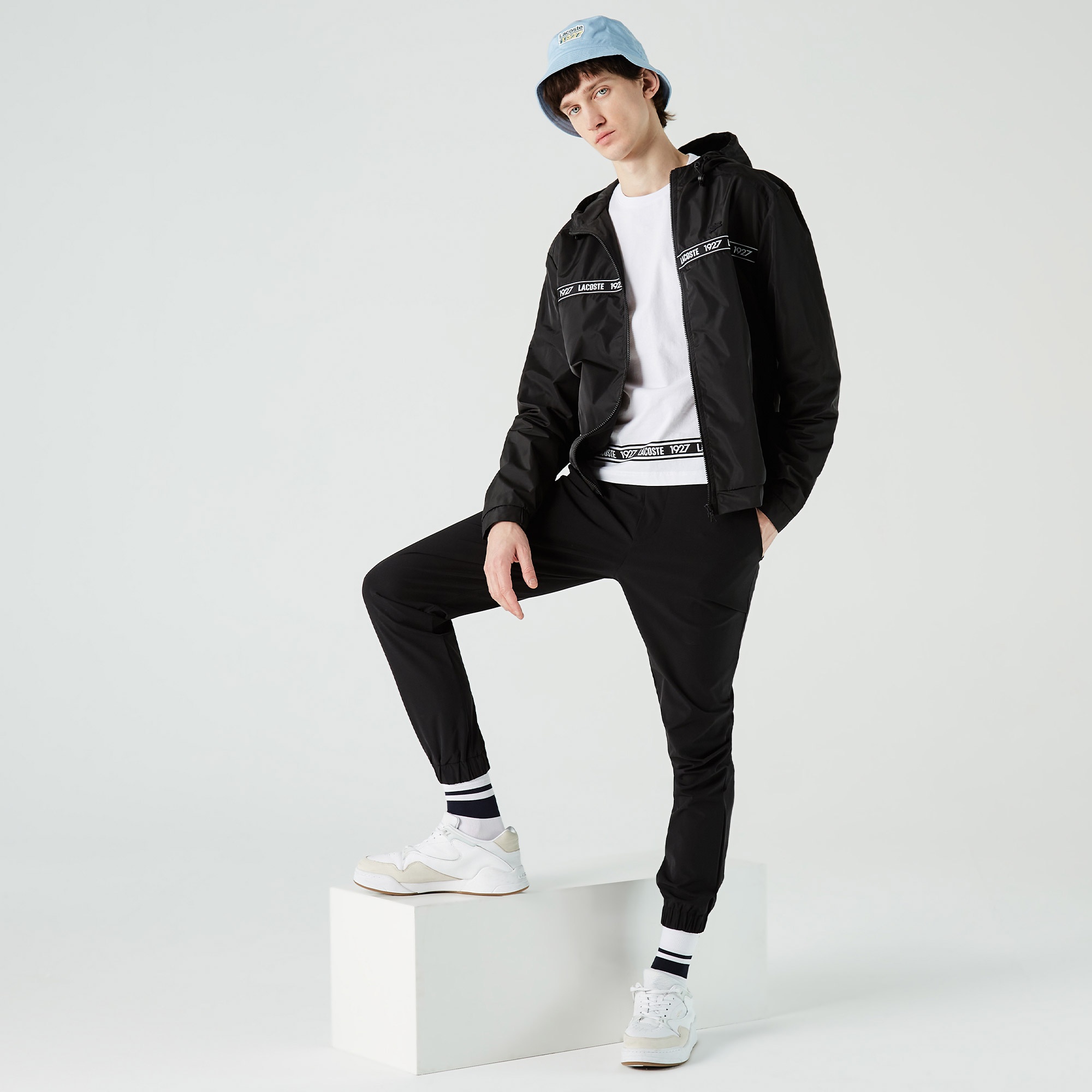 Lacoste Erkek Kapüşonlu Baskılı Siyah Yağmurluk