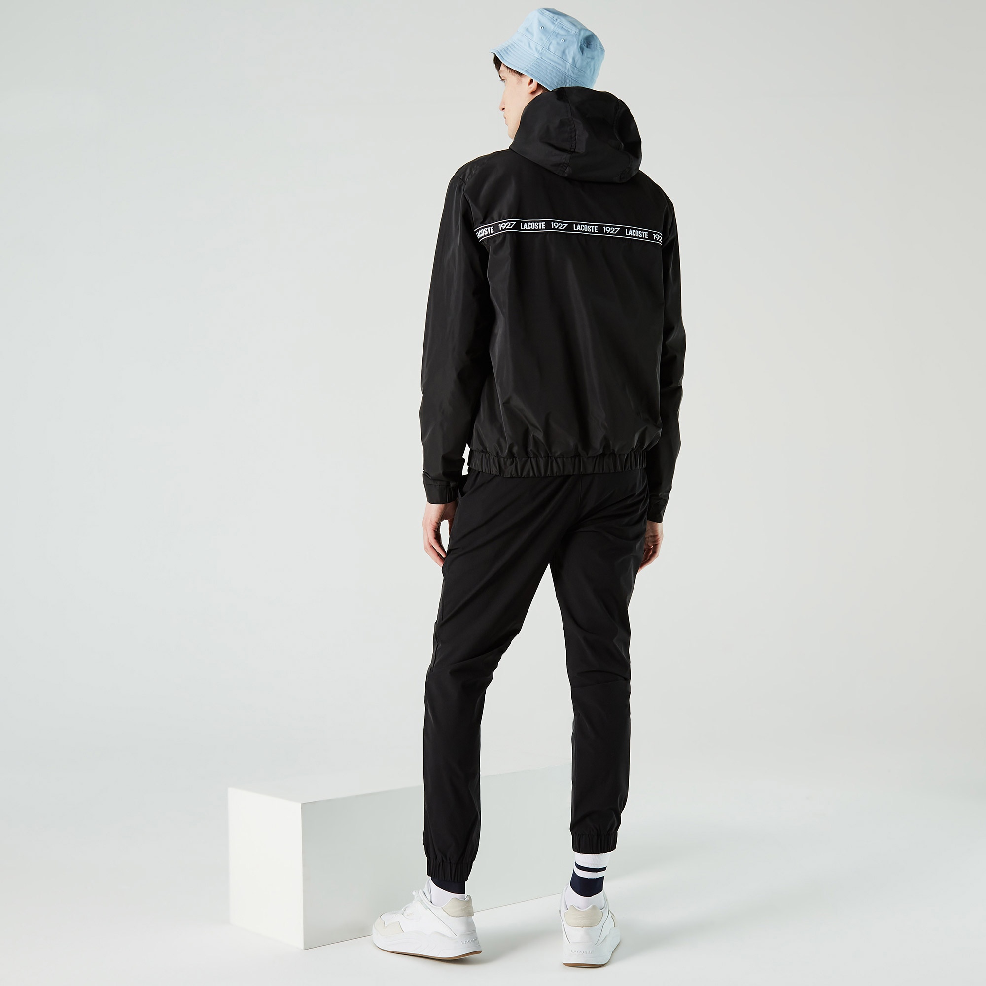 Lacoste Erkek Kapüşonlu Baskılı Siyah Yağmurluk