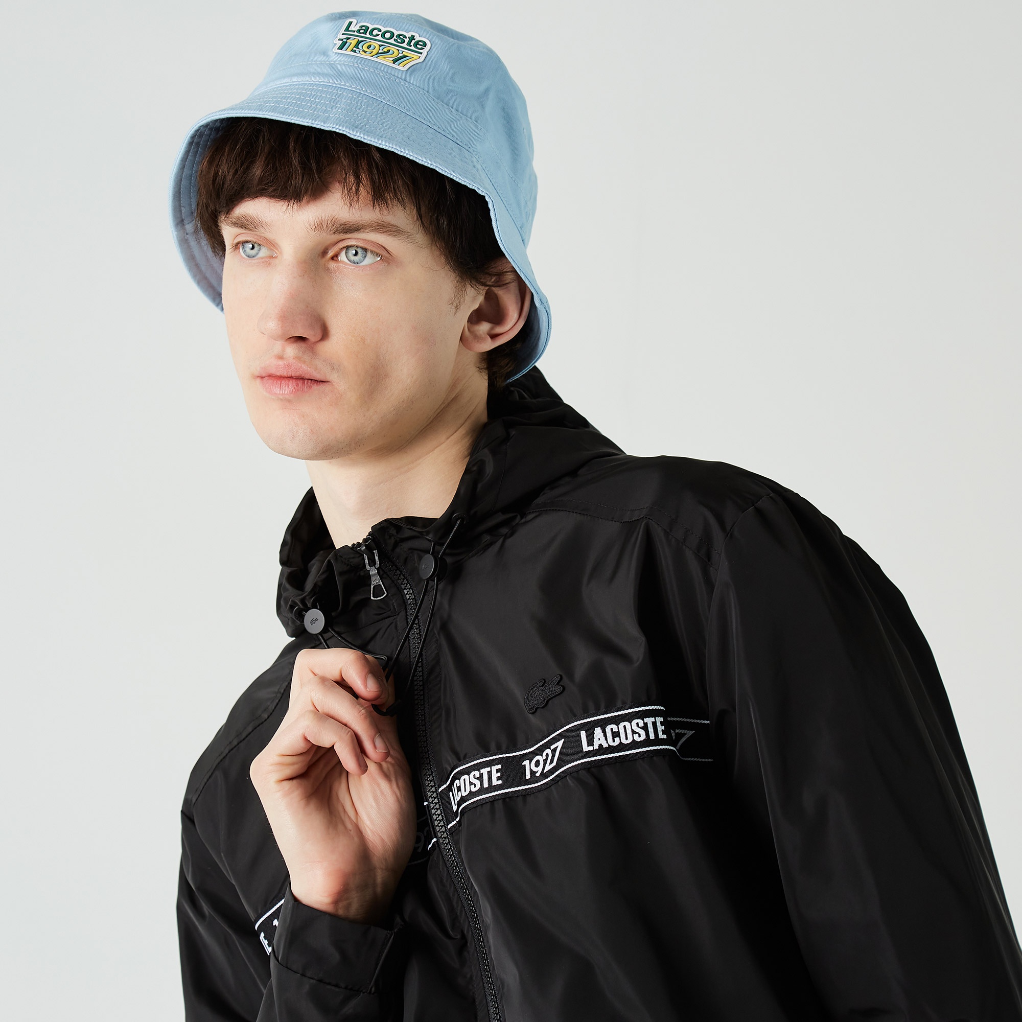 Lacoste Erkek Kapüşonlu Baskılı Siyah Yağmurluk