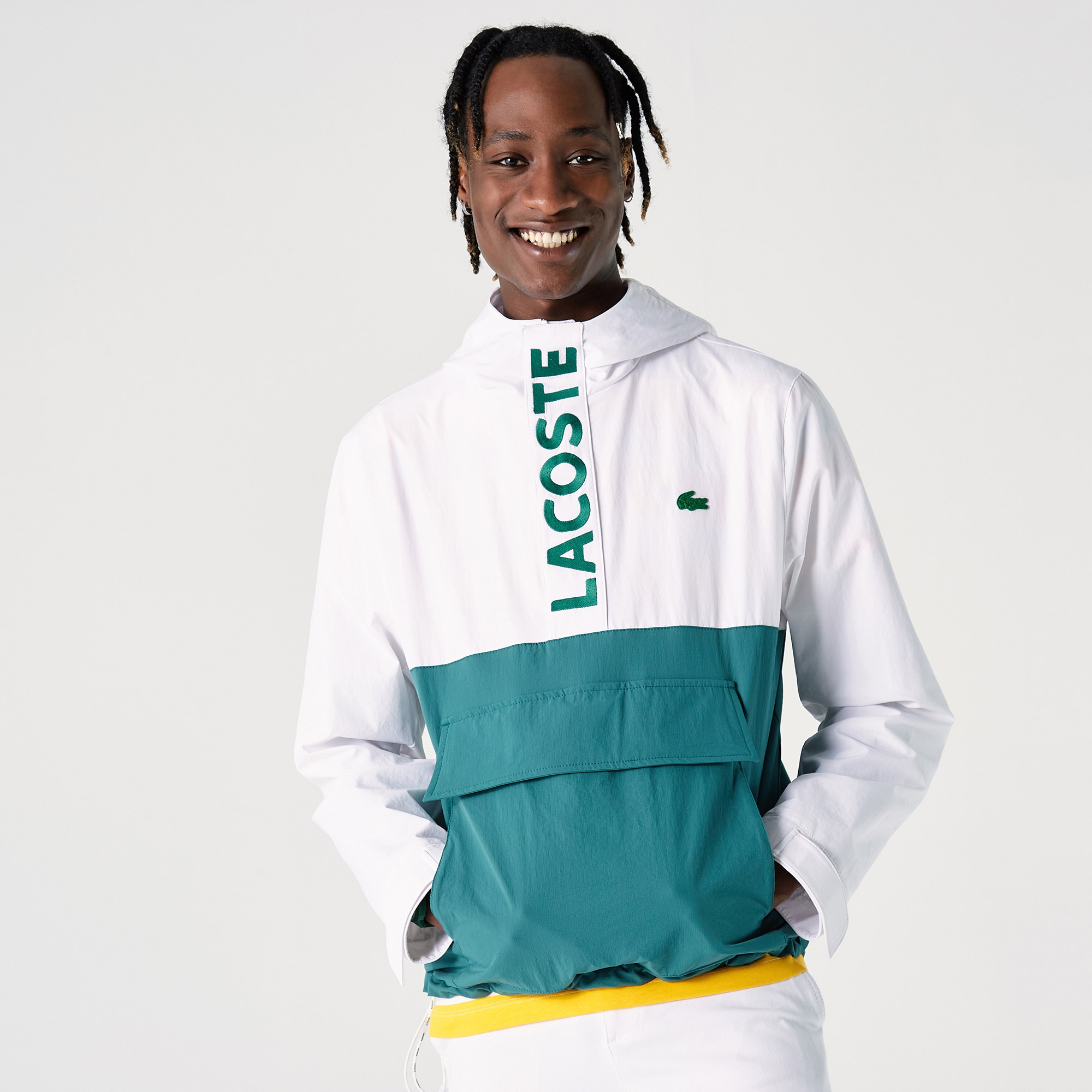 Lacoste Erkek Kapüşonlu Suya Dayanıklı Baskılı Beyaz Yağmurluk