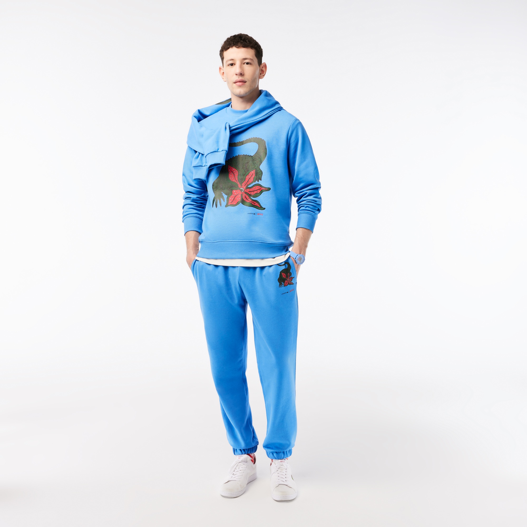 Lacoste x Netflix Erkek Regular Fit Bisiklet Yaka Baskılı Mavi Sweatshirt