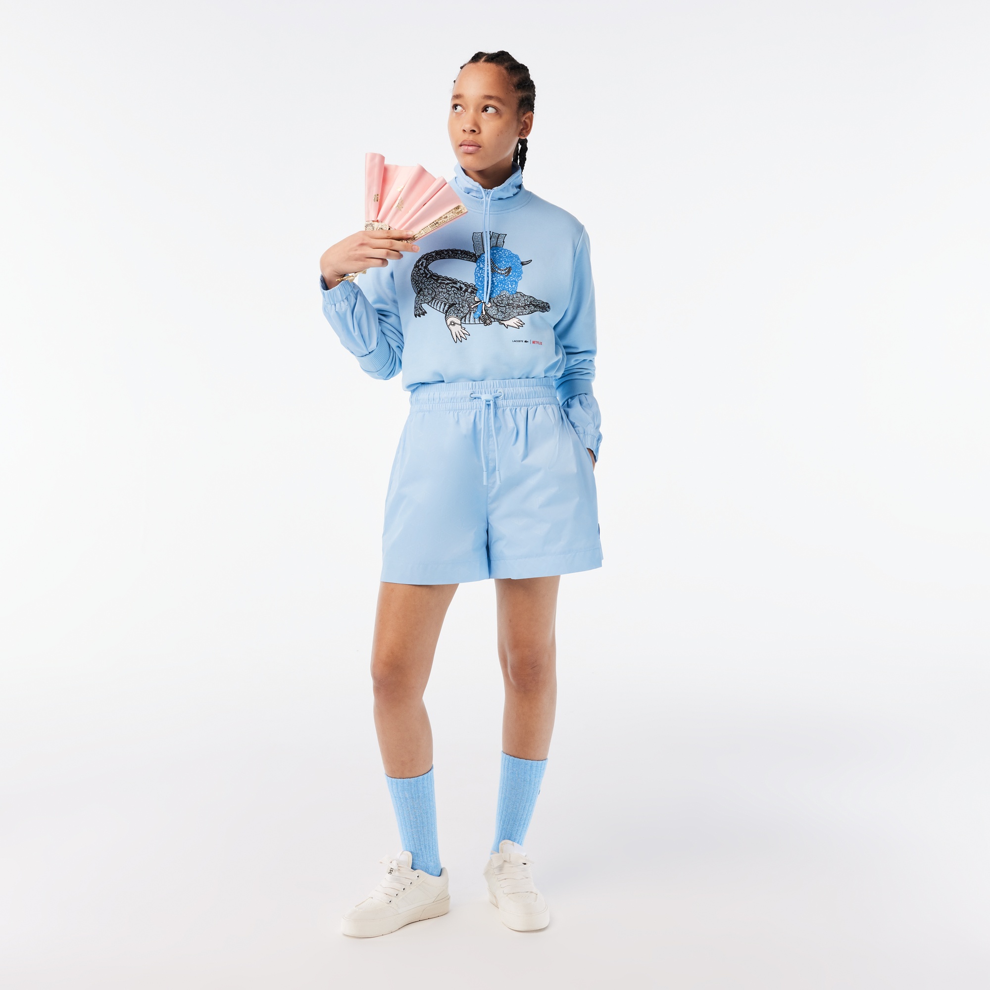 Lacoste x Netflix Kadın Loose Fit Bisiklet Yaka Baskılı Açık Mavi Sweatshirt