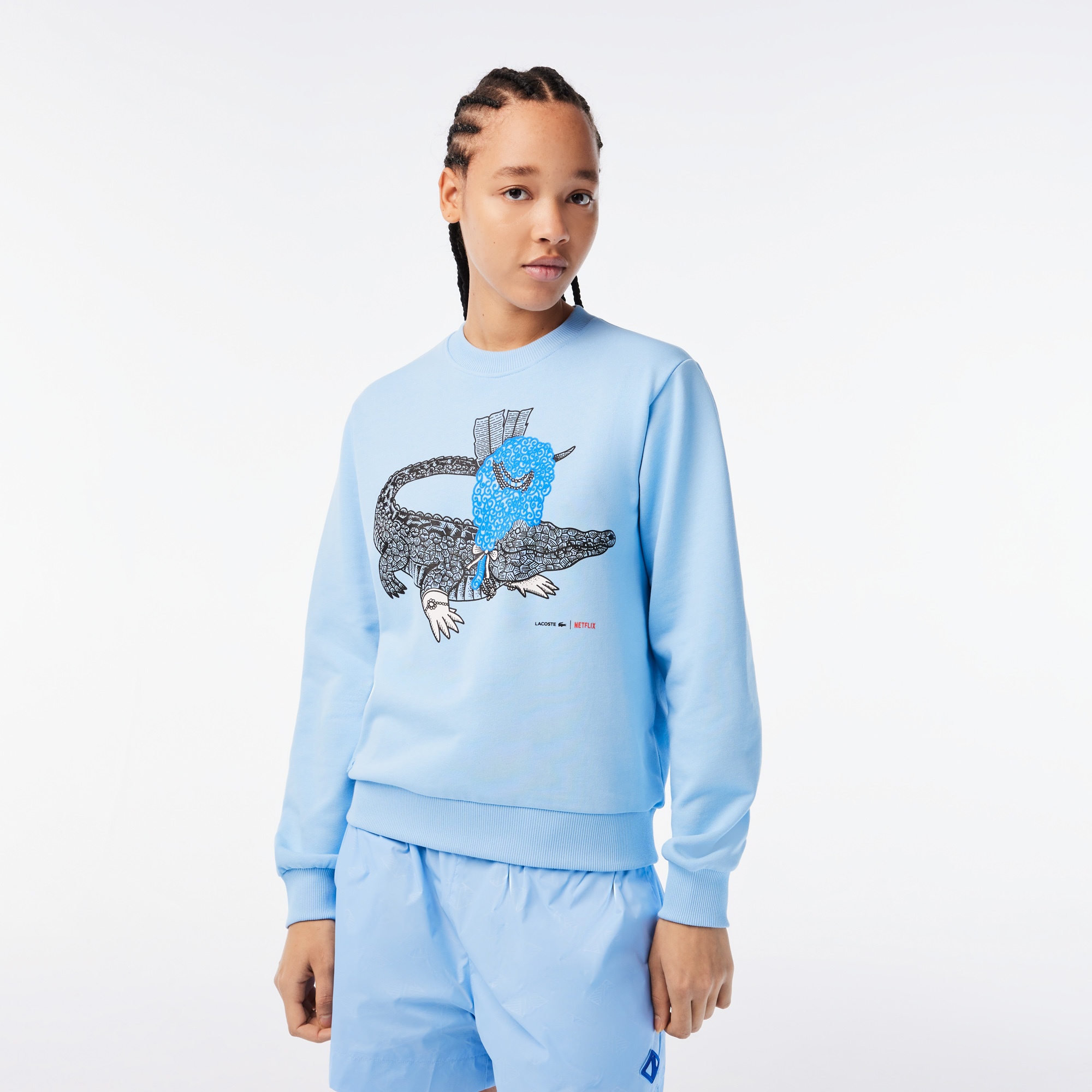 Lacoste x Netflix Kadın Loose Fit Bisiklet Yaka Baskılı Açık Mavi Sweatshirt