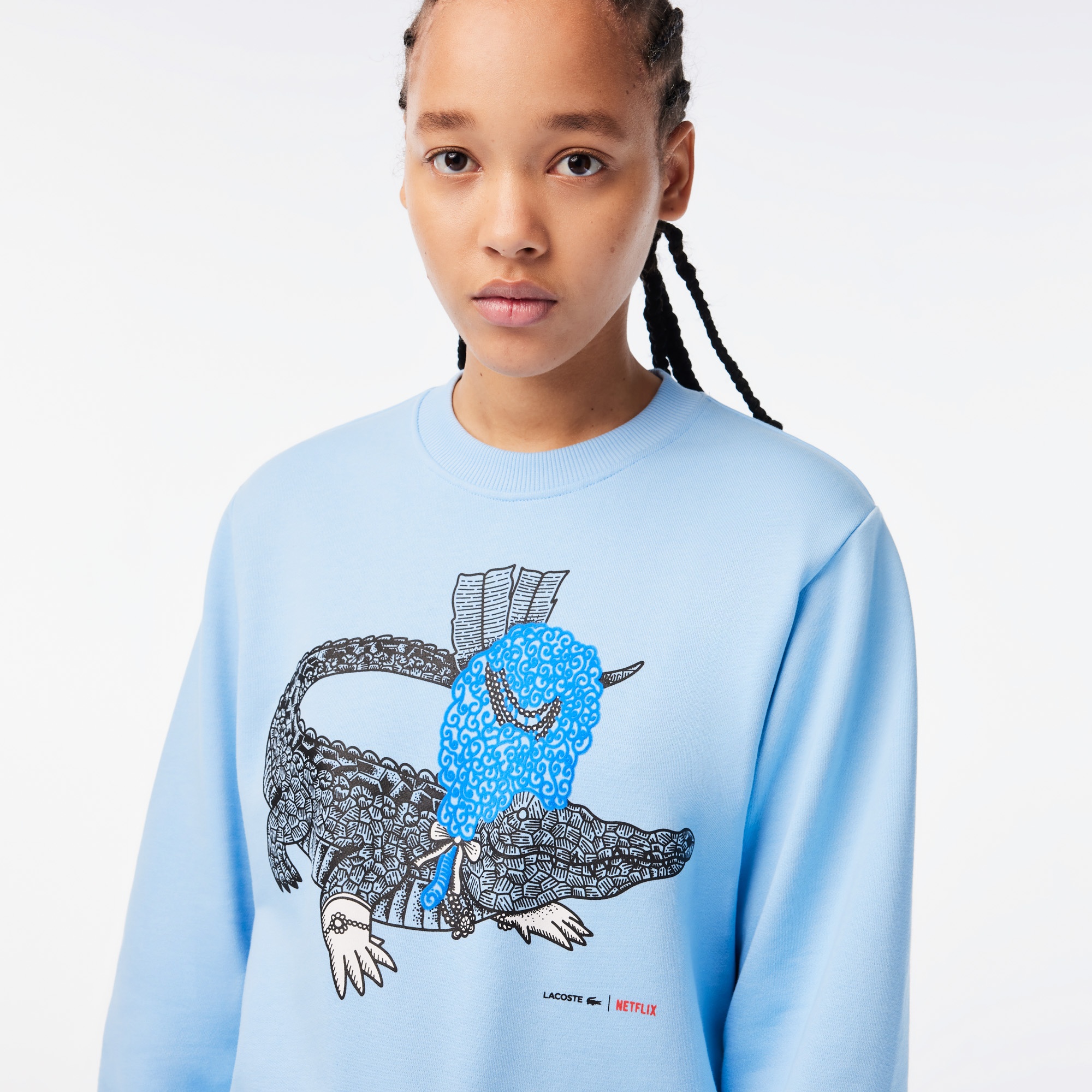 Lacoste x Netflix Kadın Loose Fit Bisiklet Yaka Baskılı Açık Mavi Sweatshirt