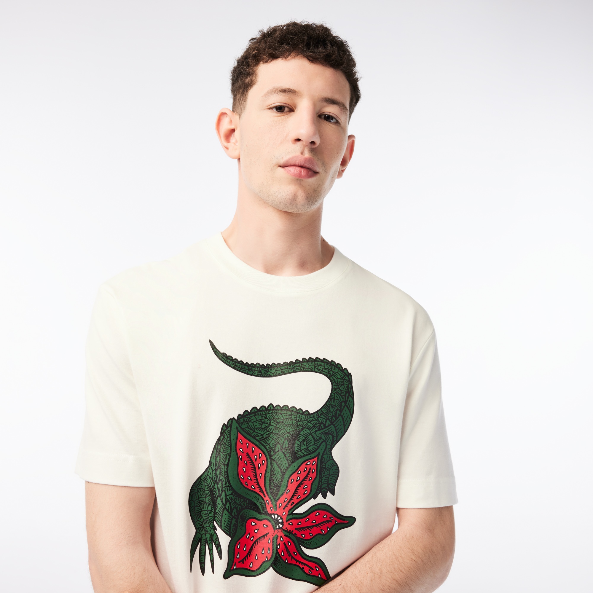 Lacoste x Netflix Erkek Relaxed Fit Bisiklet Yaka Baskılı Beyaz T-Shirt