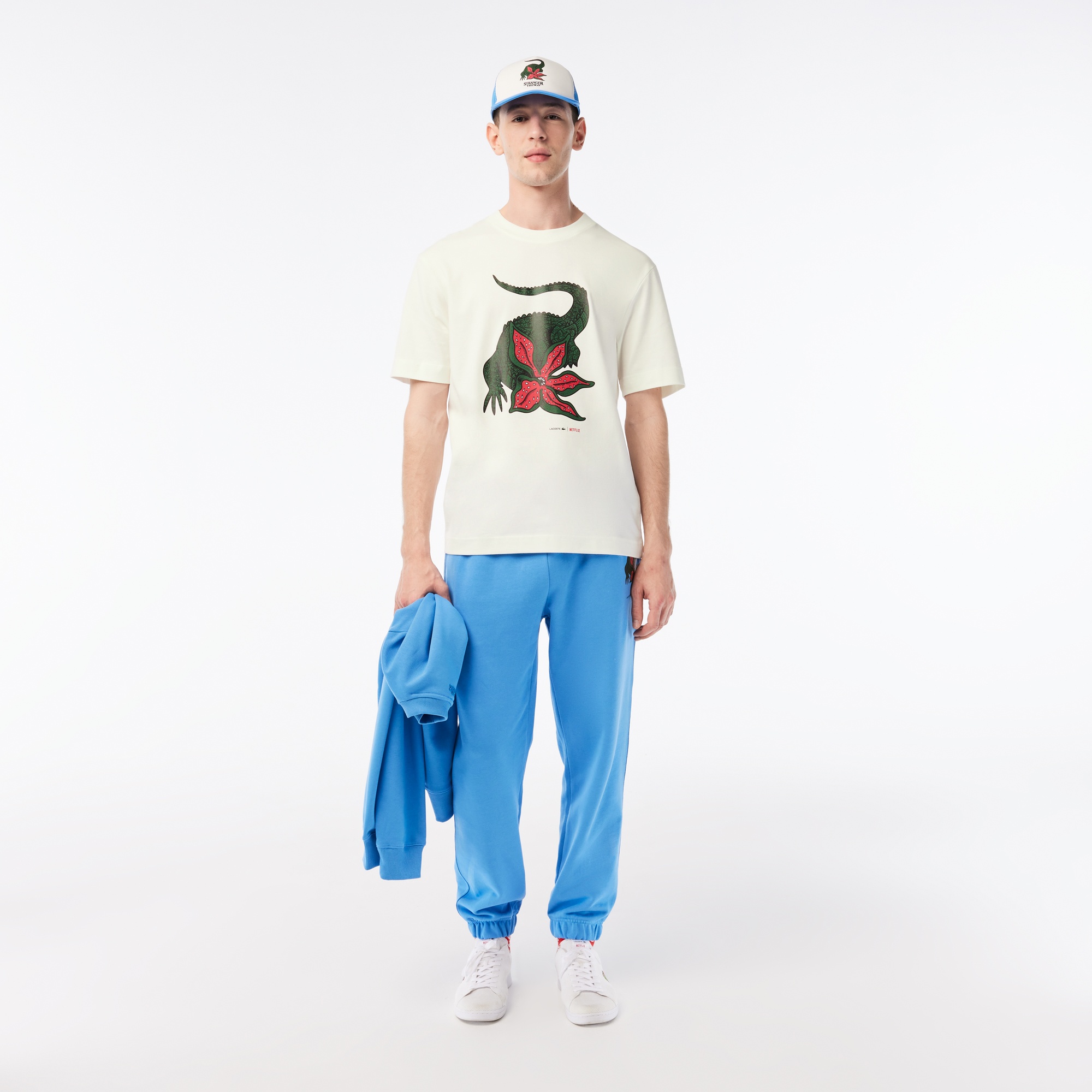 Lacoste x Netflix Erkek Relaxed Fit Bisiklet Yaka Baskılı Beyaz T-Shirt