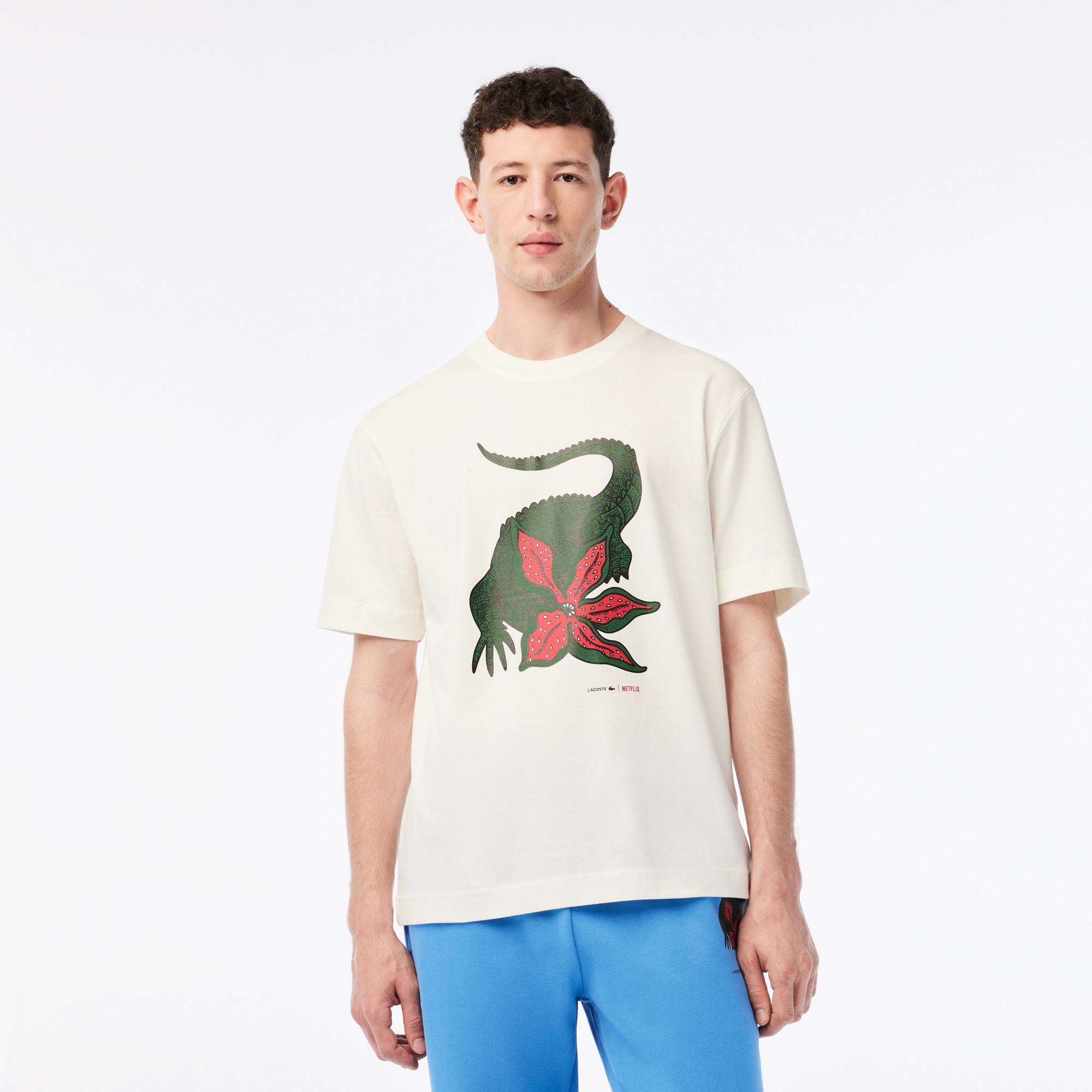 Lacoste x Netflix Erkek Relaxed Fit Bisiklet Yaka Baskılı Beyaz T-Shirt