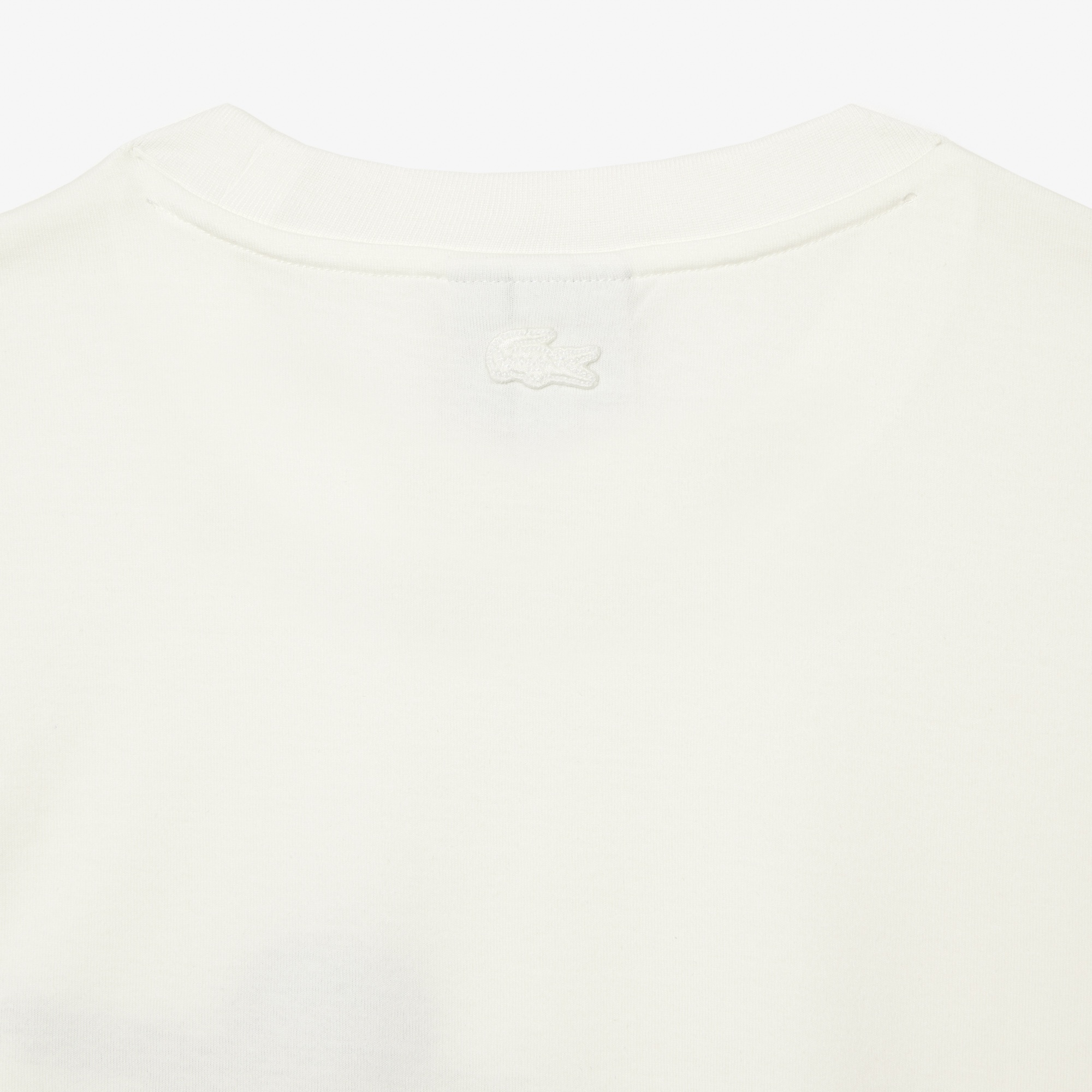 Lacoste x Netflix Erkek Relaxed Fit Bisiklet Yaka Baskılı Beyaz T-Shirt
