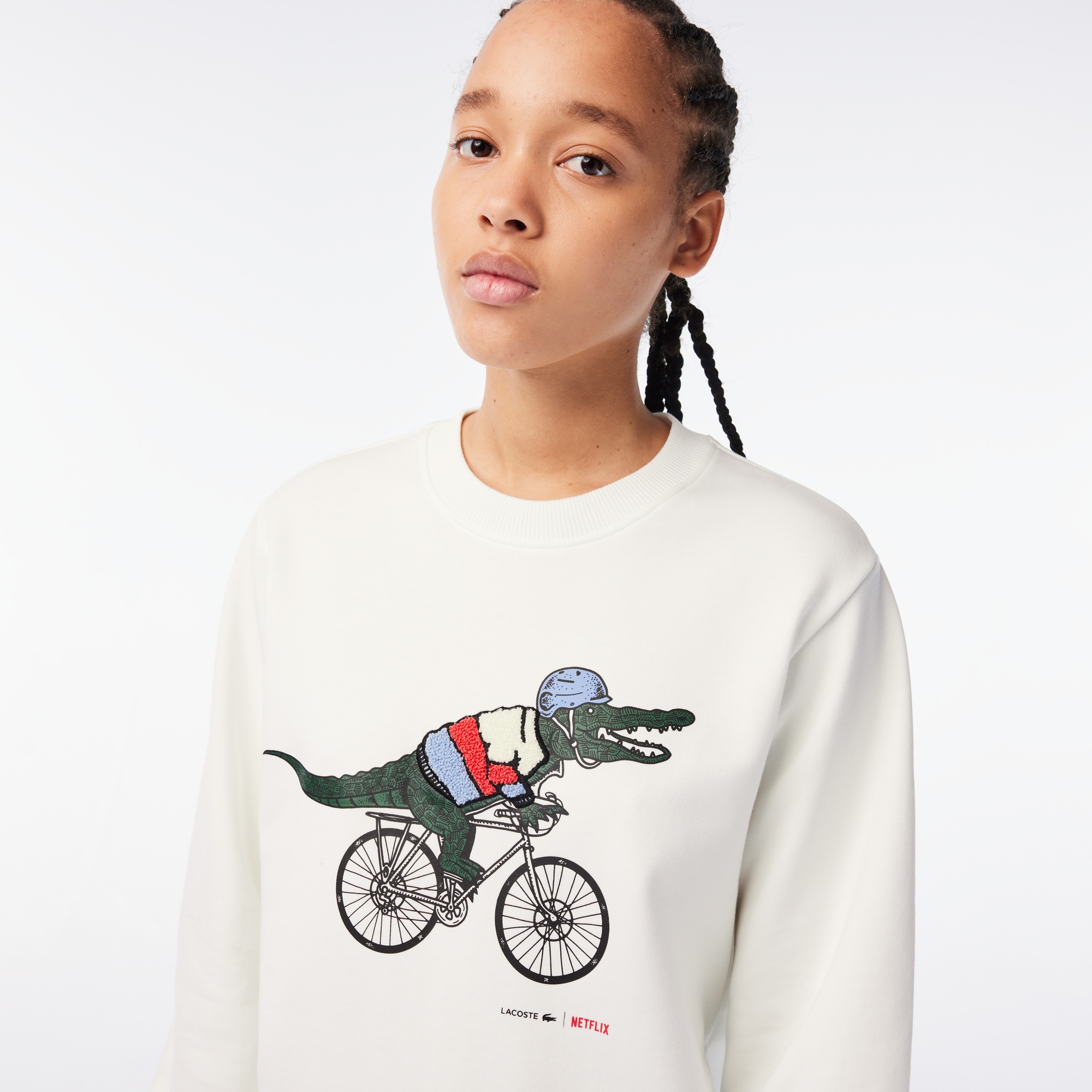 Lacoste x Netflix Kadın Loose Fit Bisiklet Yaka Baskılı Beyaz Sweatshirt