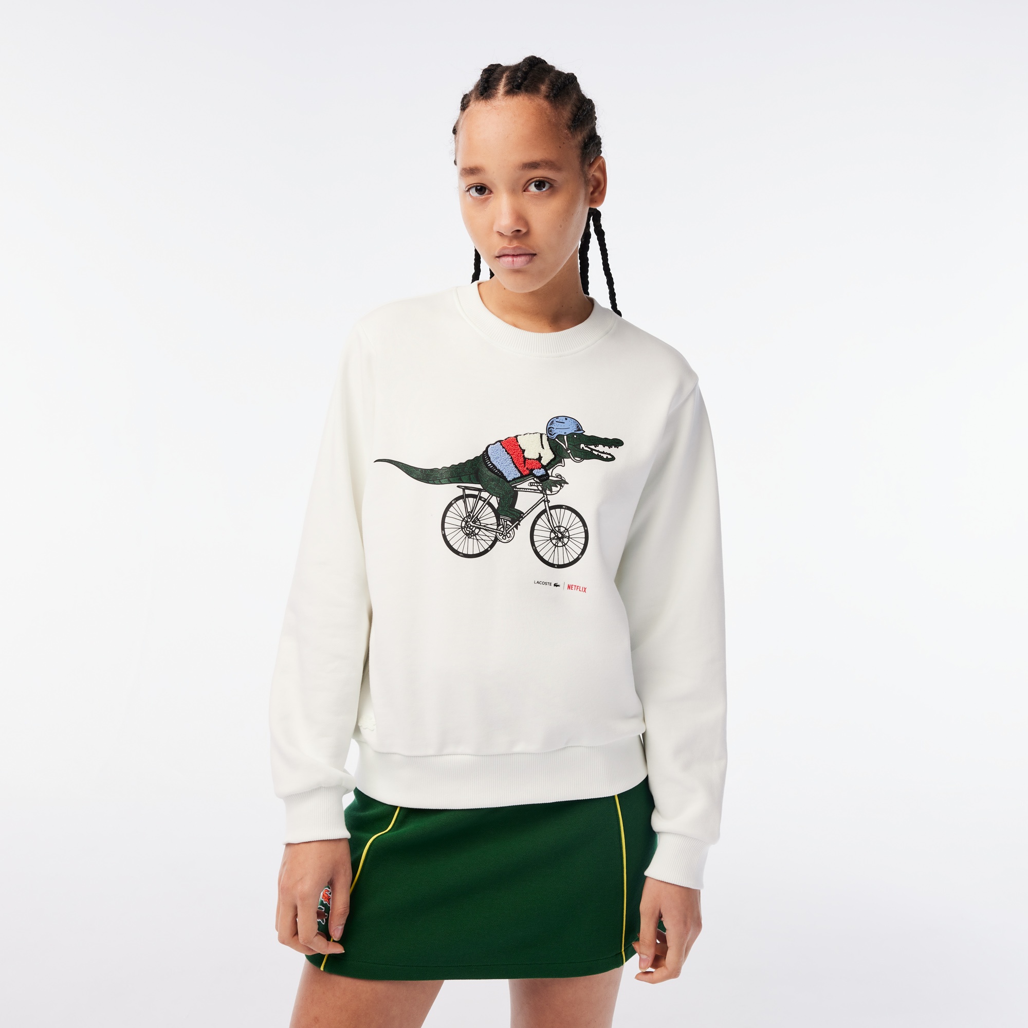Lacoste x Netflix Kadın Loose Fit Bisiklet Yaka Baskılı Beyaz Sweatshirt