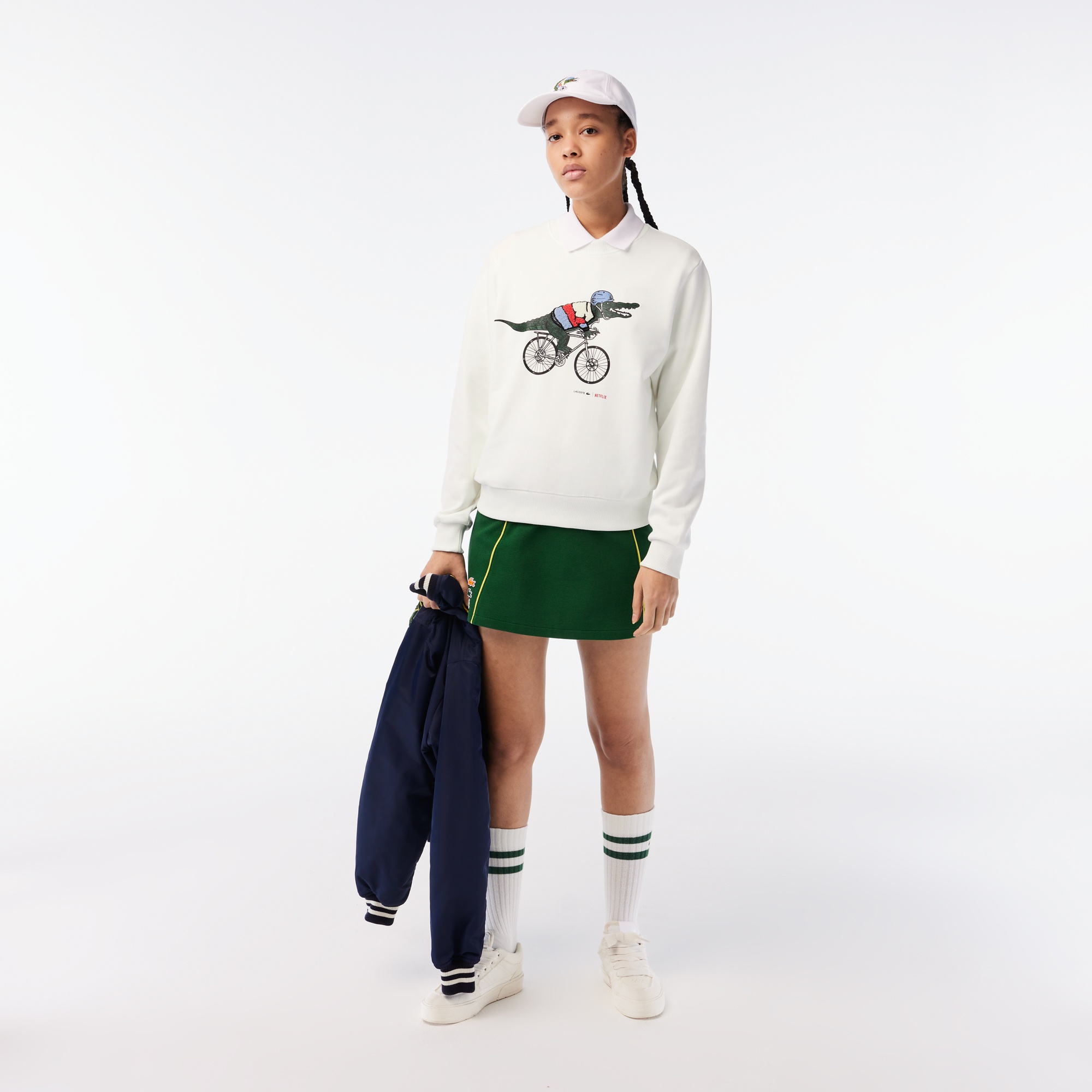 Lacoste x Netflix Kadın Loose Fit Bisiklet Yaka Baskılı Beyaz Sweatshirt