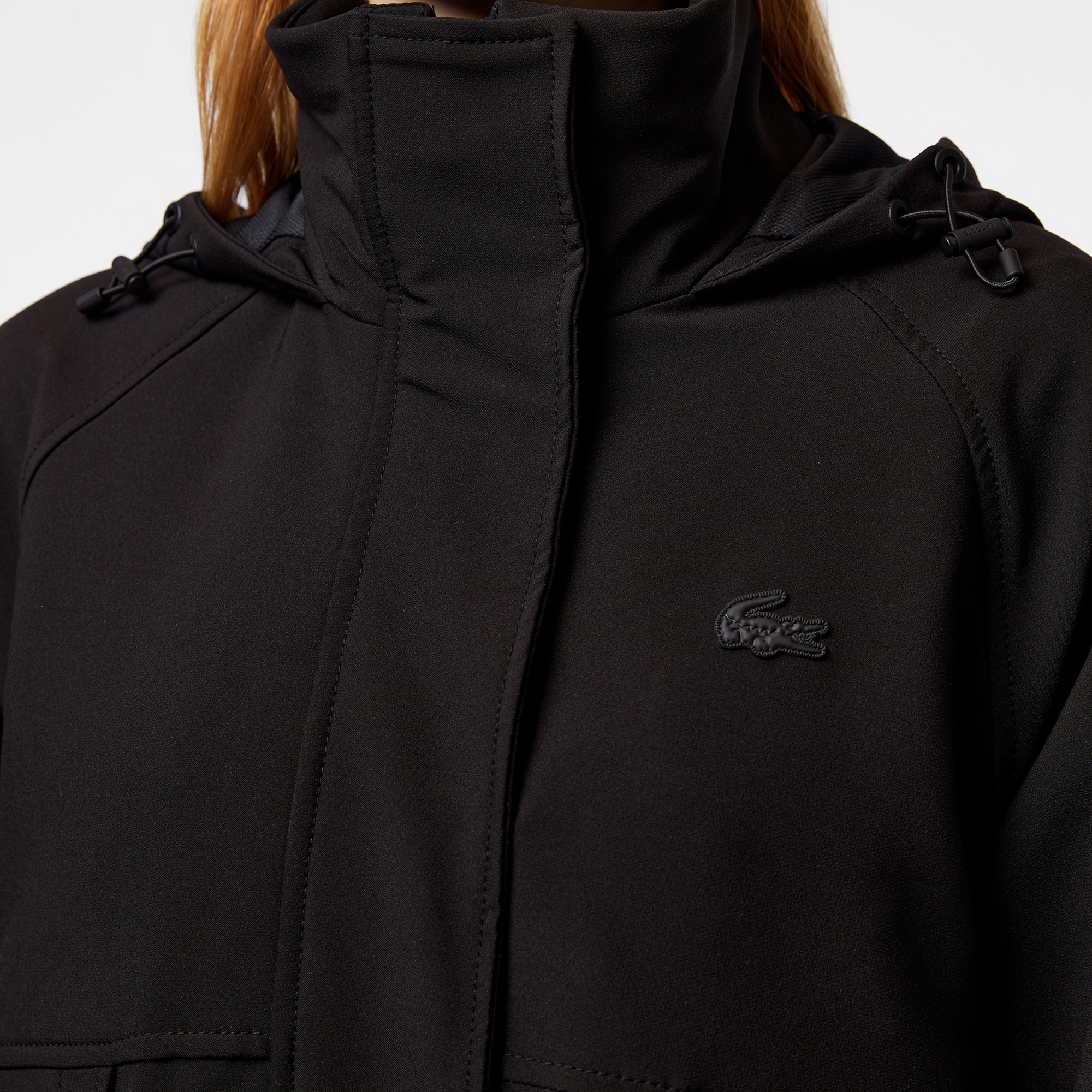 Lacoste Kadın Relaxed Fit Kapüşonlu Siyah Yağmurluk