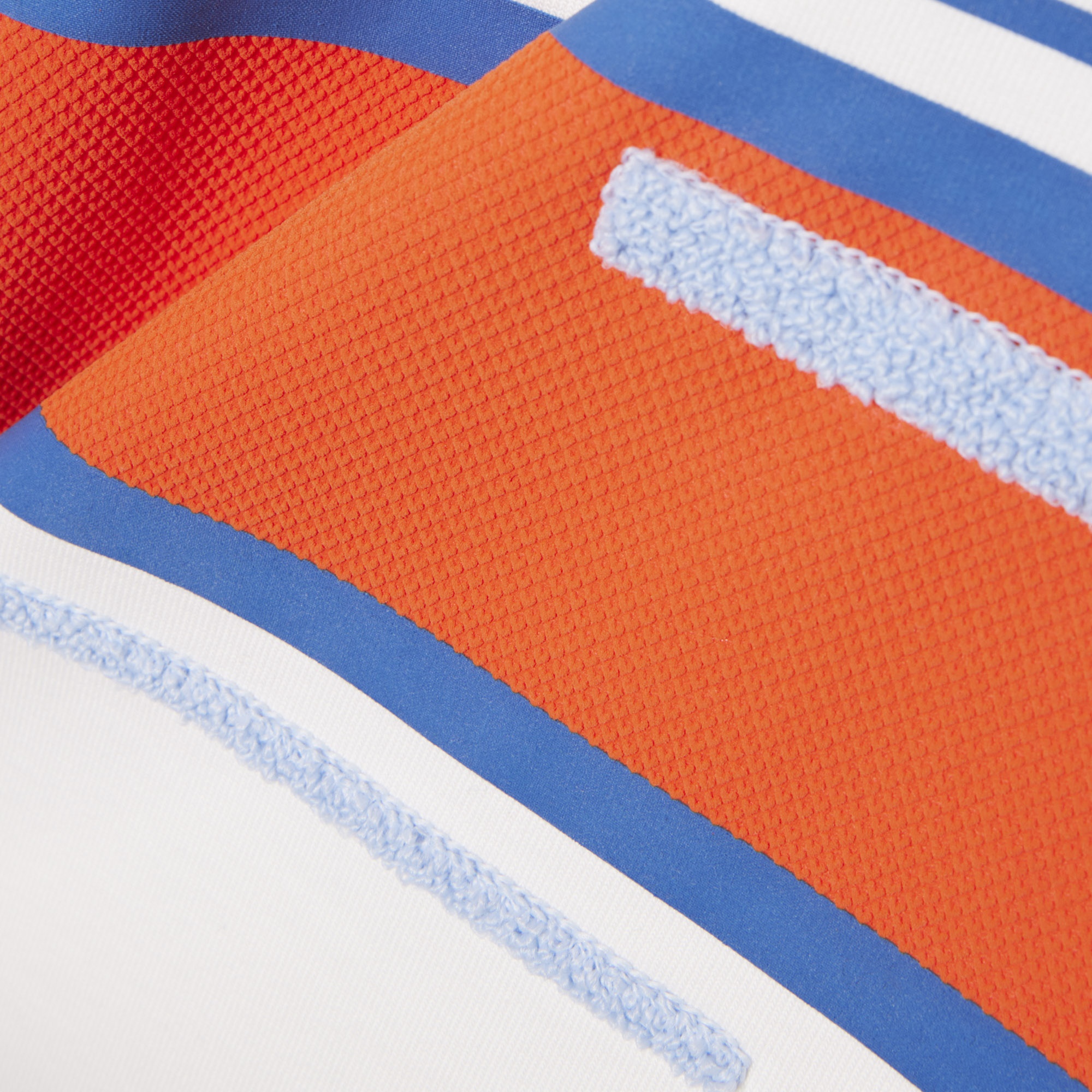 SS26 RUNWAY Erkek Slim Fit Kolsuz Bisiklet Yaka Çizgili Bej T-Shirt